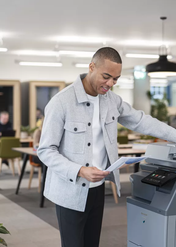 Man bij printer